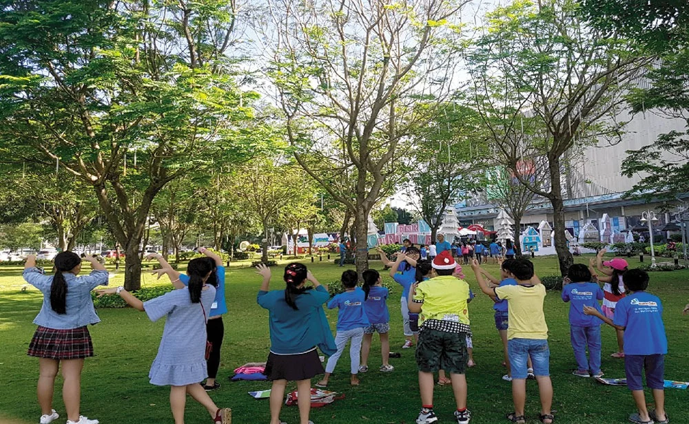 Học viên cùng nhau tham gia trò chơi trong công viên