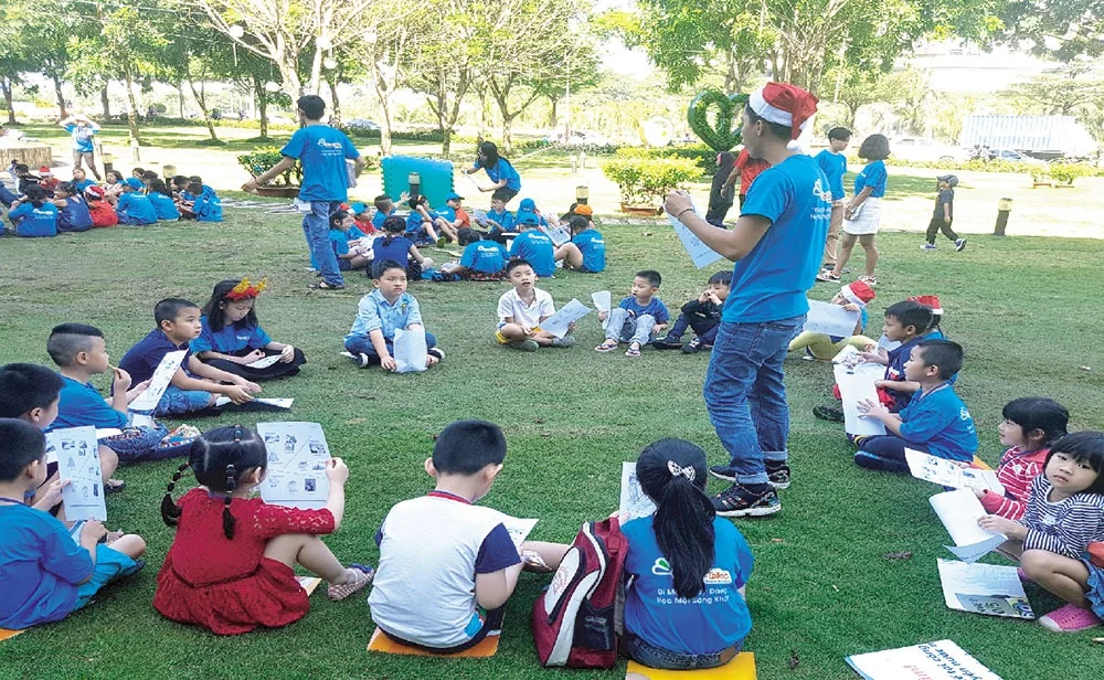 Người hướng dẫn và các em học viên trong buổi học ngoài trời